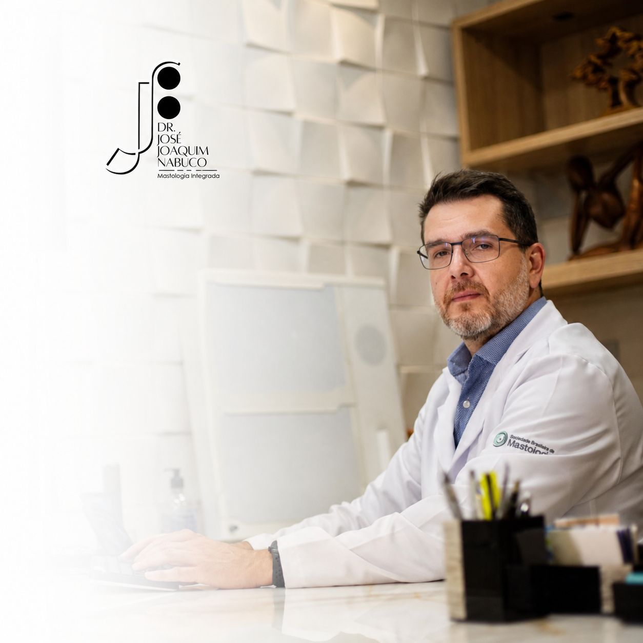 Dr. José Nabuco, mastologista e ginecologista, no consultório
